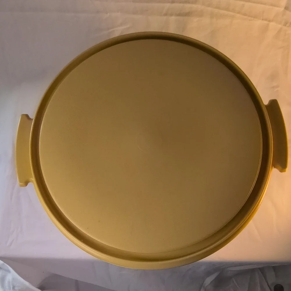 Tupperware‎ Round Cake Carrier Beige Yellow Plastic With Lid Handle